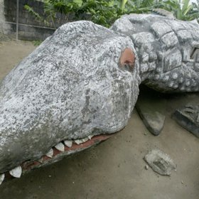 Krokodýlí dům v Abidjanu (Pobřeží slonoviny).