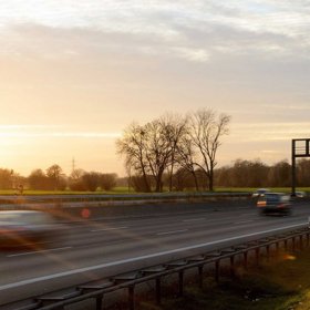 Projet se po německé dálnici, která nemá v podstatě žádný rychlostní limit.