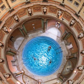 Zaplavat si v některých termálních lázních v Baden-Baden.