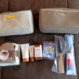 Různé balíčky pro péči o zevnějšek (nabízí například Virgin Atlantic nebo Etihad).