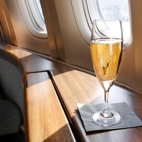 Například Lufthansa nabízí zdarma šampaňské, víno a pivo.