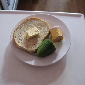 Polsko – chléb s paštikou a okurkou.