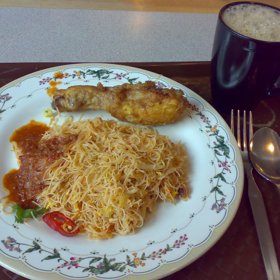 Malajsie – smažené nudle a kuřecí stehno.