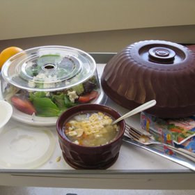 Massachusetts – salát, kuřecí polévka se sušenkami a pečená ryba.