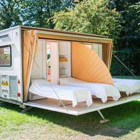 Prohlédněte si karavan určený pro nejnáročnější cestovatele. Má terasu i obývák