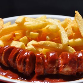 Ochutnat takzvaný currywurst – vynikající kari klobásu.