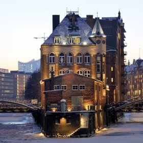 Prohlédnout si hamburský přístav. Samozřejmě z lodě.