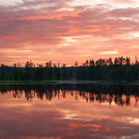 Západ slunce nad nejmenovaným finským jezerem.