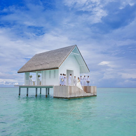 Snoubenci, pozor! Na Maledivách vyrostl rajský svatební pavilon plovoucí na hladině oceánu