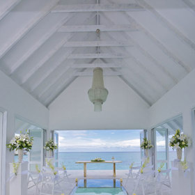 Snoubenci, pozor! Na Maledivách vyrostl rajský svatební pavilon plovoucí na hladině oceánu