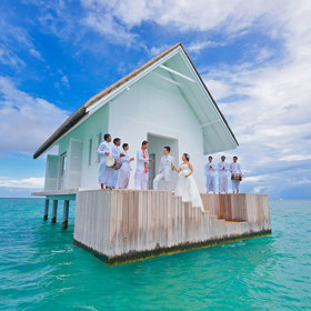 Snoubenci, pozor! Na Maledivách vyrostl rajský svatební pavilon plovoucí na hladině oceánu