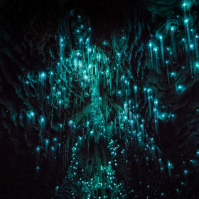 Odhalte tajemství jeskyně, ve které v noci září podivná pohyblivá světla