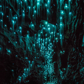 Odhalte tajemství jeskyně, ve které v noci září podivná pohyblivá světla