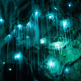 Odhalte tajemství jeskyně, ve které v noci září podivná pohyblivá světla