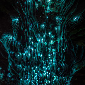 Odhalte tajemství jeskyně, ve které v noci září podivná pohyblivá světla