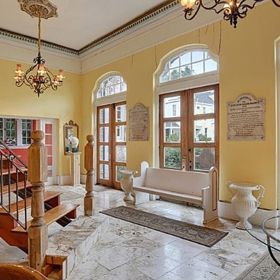 Vstupní hala domu Beyoncé a Jay-Zeho v New Orleans. Dříve presbyteriánský kostel, dnes foyer s mramorovou podlahou, kamennými sloupy, lustry z tepaného železa a starožitnými lavicemi jako z kaple.