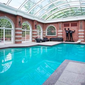 Vnitřní bazén zpěvačky Alicie Keys. V tomto plaveckém pavilonu jistě přichází hudební nápady samy.