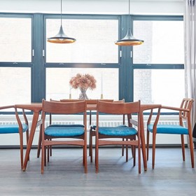 „Mírný introvert“ – tmavá tyrkysová či pistáciově zelená jsou přesně ty pravé barvy pro vás.