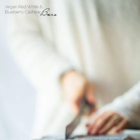 1. Čtverečky s kešu krémem a bobulemi.