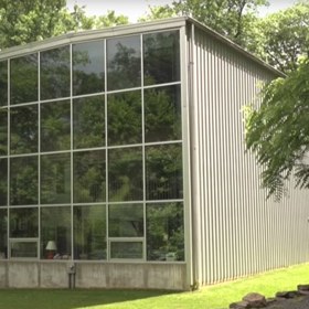 Jako loď v lahvi: Nakoukněte do kouzelného statku z 80. let 19. století, který vyrostl v leteckém hangáru