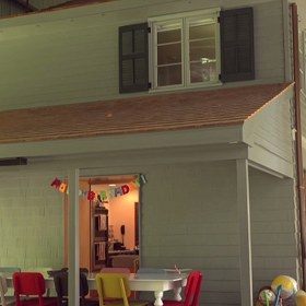 Jako loď v lahvi: Nakoukněte do kouzelného statku z 80. let 19. století, který vyrostl v leteckém hangáru