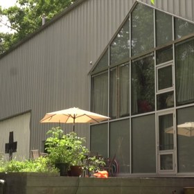 Jako loď v lahvi: Nakoukněte do kouzelného statku z 80. let 19. století, který vyrostl v leteckém hangáru