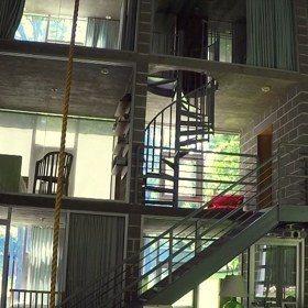 Jako loď v lahvi: Nakoukněte do kouzelného statku z 80. let 19. století, který vyrostl v leteckém hangáru