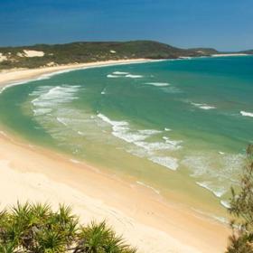 Pláže na australském ostrově Fraser (silné proudy, výskyt žraloků a medúz).