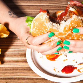 Při sedavém zaměstnání si pořádně hlídejte, co konzumujete.