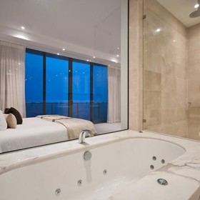 Prohlédněte si hotelový apartmán, ve kterém nocovali Taylor Swift a Tom Hiddleston