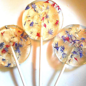 Tato průsvitná lízátka s jedlými květy jsou to nejkrásnější, co jsme dnes na internetu viděli