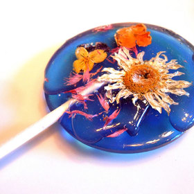 Tato průsvitná lízátka s jedlými květy jsou to nejkrásnější, co jsme dnes na internetu viděli