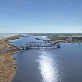 Kruhový most, který řidiče nutí zpomalit a kochat se výhledem