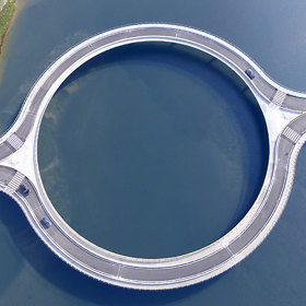 Kruhový most, který řidiče nutí zpomalit a kochat se výhledem