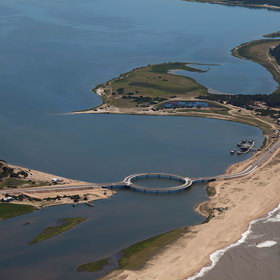 Kruhový most, který řidiče nutí zpomalit a kochat se výhledem