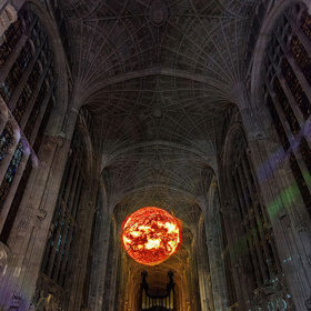 Mohli bychom se dívat donekonečna: Umělec proměnil gotickou kapli z 16. století ve hvězdnou noční oblohu