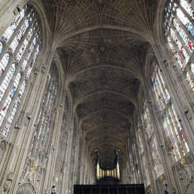 Mohli bychom se dívat donekonečna: Umělec proměnil gotickou kapli z 16. století ve hvězdnou noční oblohu