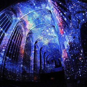 Mohli bychom se dívat donekonečna: Umělec proměnil gotickou kapli z 16. století ve hvězdnou noční oblohu