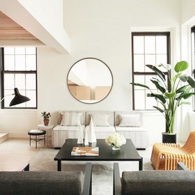 Kulatá zrcadla patří mezi interiérovými designéry k nejoblíbenějším.