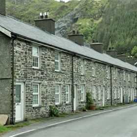 Tahle kouzelná britská vesnička je na prodej. Za cenu jednoložnicového bytu!