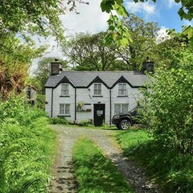 Tahle kouzelná britská vesnička je na prodej. Za cenu jednoložnicového bytu!