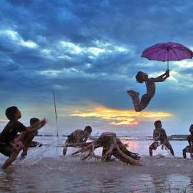 1. místo - Sujan Sarkar - dovádějící chlapci, Cooch Behar, Indie.