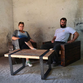 Manželé vyrobili úžasný kávový stolek ze starého dřeva a řetězů