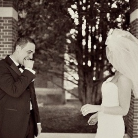 Že kluci nepláčou? 15 svatebních momentek zachycuje reakce ženichů, když poprvé uvidí nevěstu