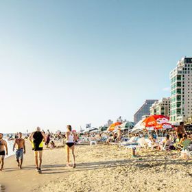 Tel Aviv, Izrael – velké pláže, levné ubytování, rušný noční život.