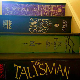 Schodiště na první pohled připomíná knihovnu nějakého obra.