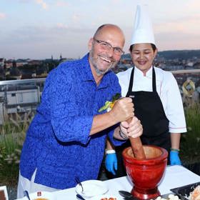 Akce se zúčastnil i populární kuchař Zdeněk Pohlreich. Kritiku si ale tentokrát odpustil. „Jejich kuchyně patří ve světě mezi ty nejpopulárnější a není se čemu divit. Skvěle chutná a navíc je zdravá. Já jsem tedy jejím velkým fanouškem,” přiznal.