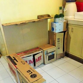 Rodessa nejprve krabice rozestavěla po místnosti.