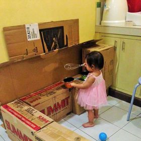 Pak na ně načrtla obrysy budoucích dvířek, trouby a tak dále a pustila se do řezání.