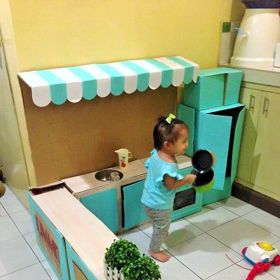 K pokrytí krabic použila vinylové samolepky.